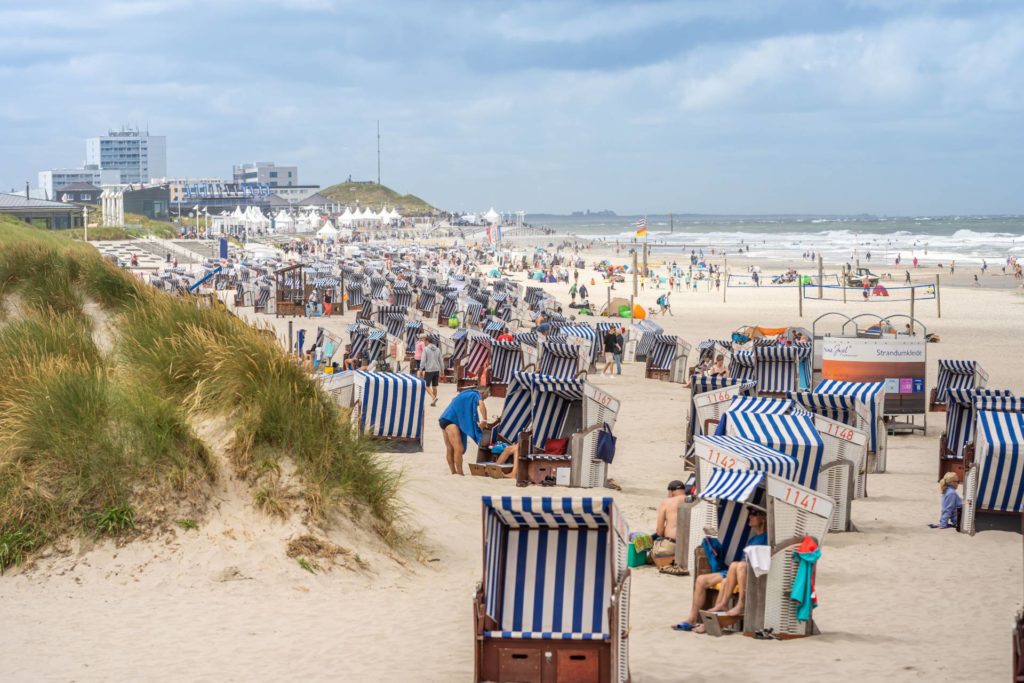 befüllter Strand mit vielen Strandkörben auf Norderney